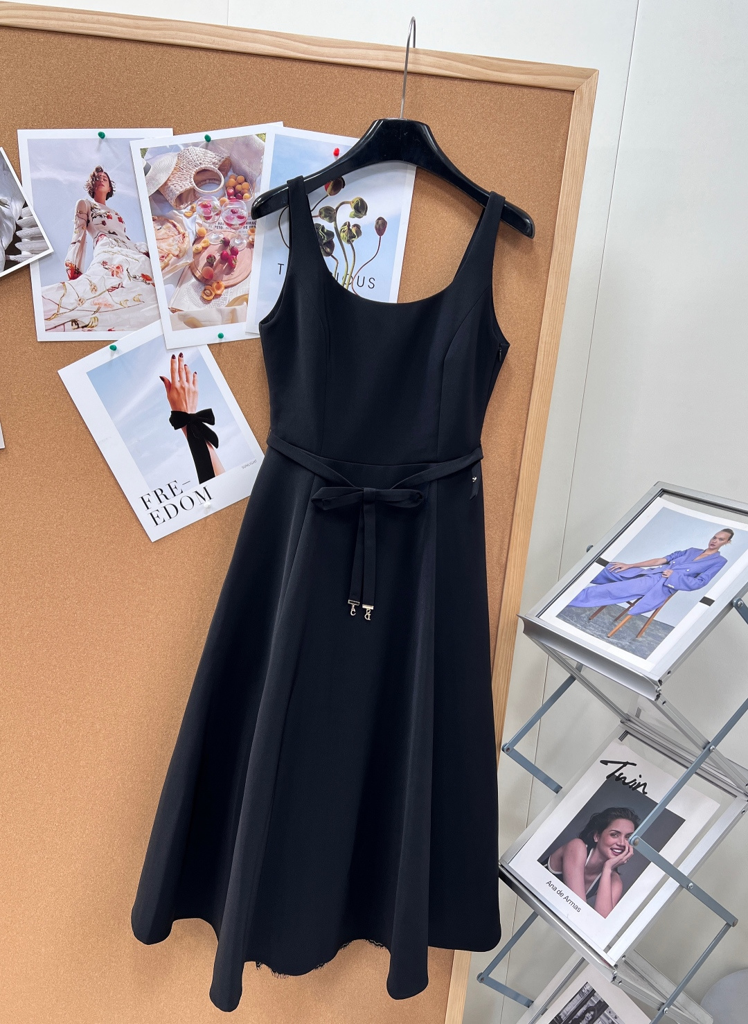 🆕Dior26春夏限定吊带连衣裙，法式优雅永不过时利落大方领吊带勾勒绝美肩颈锁骨，自带清冷贵气滤镜高垂顺