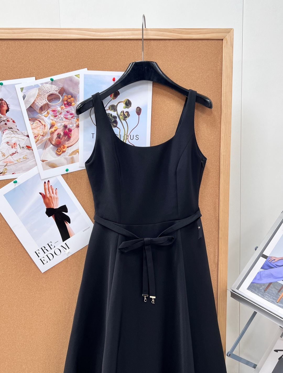 🆕Dior26春夏限定吊带连衣裙，法式优雅永不过时利落大方领吊带勾勒绝美肩颈锁骨，自带清冷贵气滤镜高垂顺