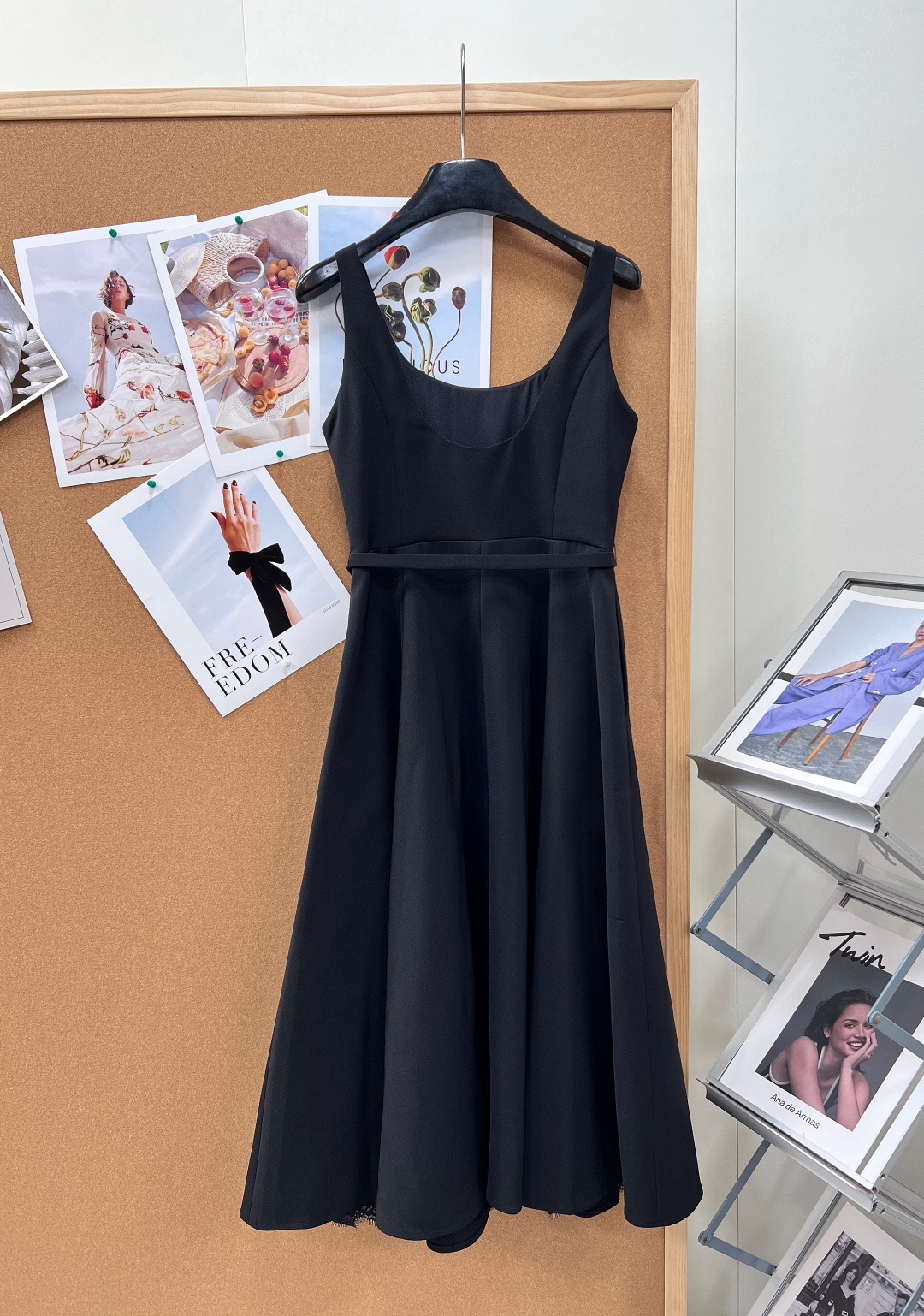 🆕Dior26春夏限定吊带连衣裙，法式优雅永不过时利落大方领吊带勾勒绝美肩颈锁骨，自带清冷贵气滤镜高垂顺