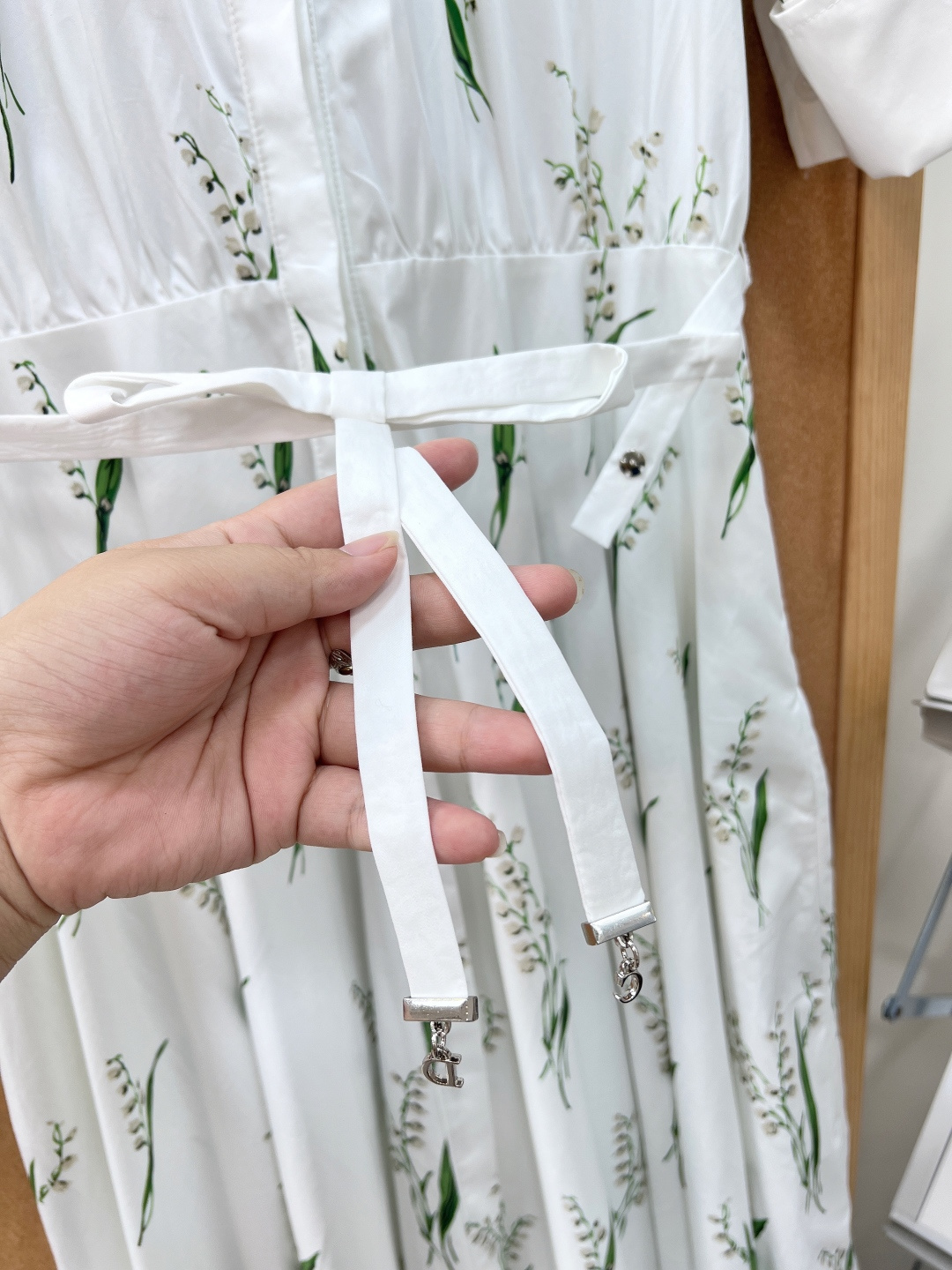 🆕Dior26春夏铃兰印花衬衫连衣裙。温柔干练兼得的通勤神裙，把法式铃兰诗意融入利落衬衫版型，浪漫与干练