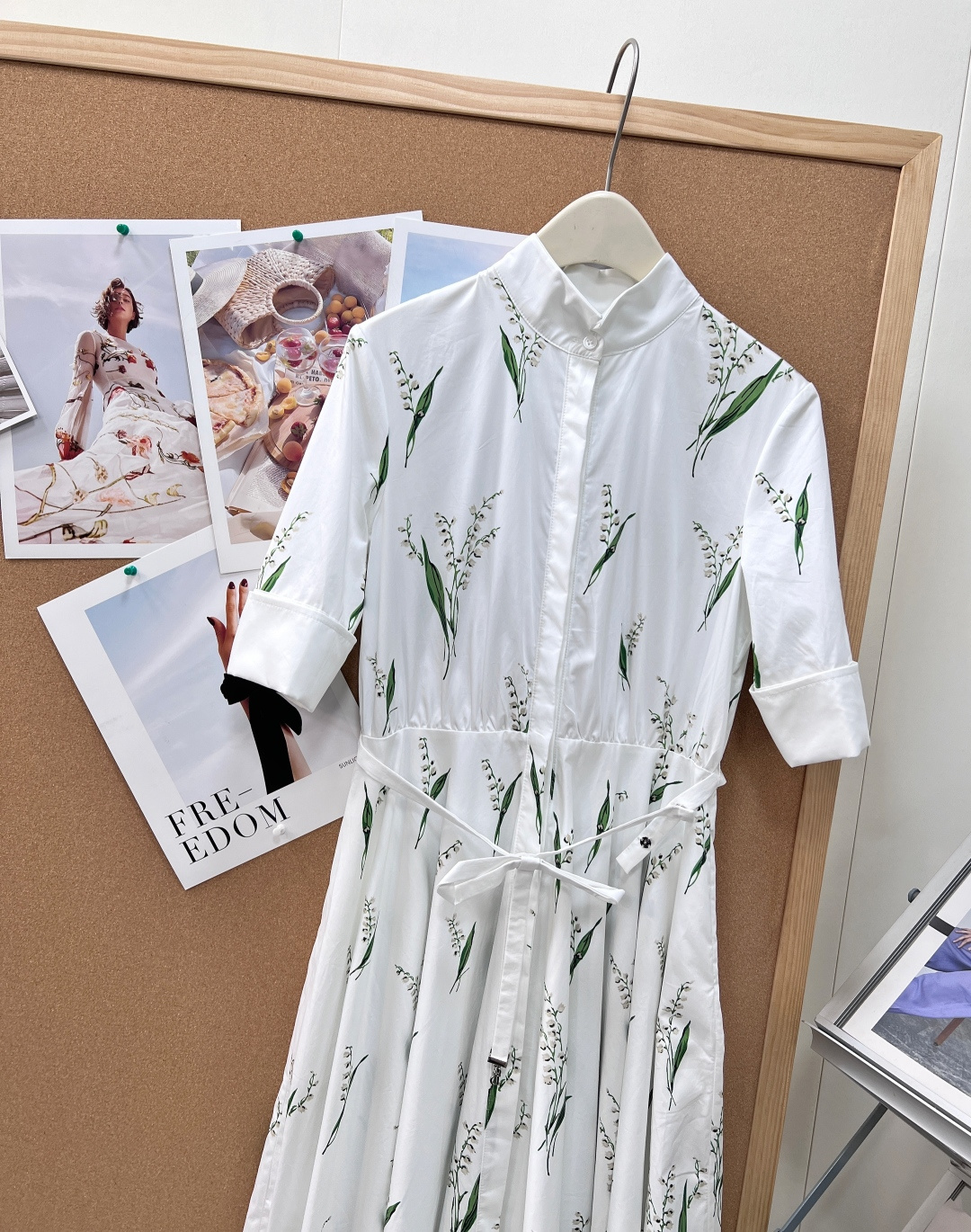 🆕Dior26春夏铃兰印花衬衫连衣裙。温柔干练兼得的通勤神裙，把法式铃兰诗意融入利落衬衫版型，浪漫与干练