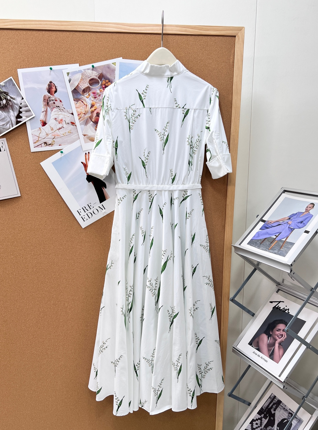 🆕Dior26春夏铃兰印花衬衫连衣裙。温柔干练兼得的通勤神裙，把法式铃兰诗意融入利落衬衫版型，浪漫与干练