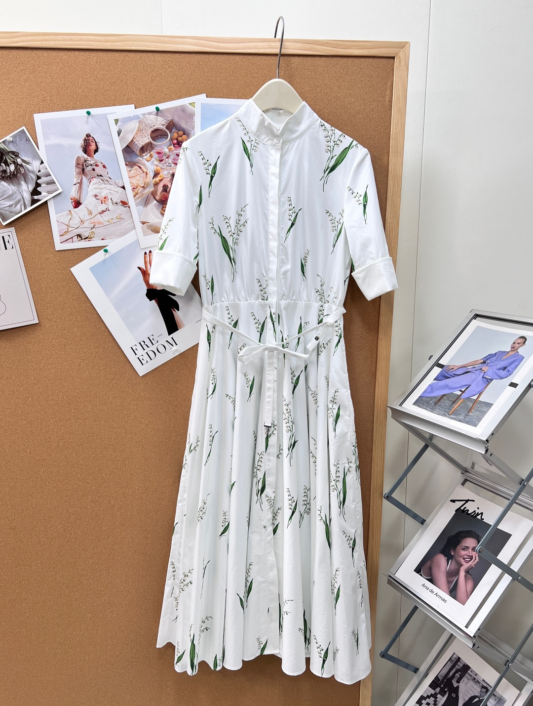 🆕Dior26春夏铃兰印花衬衫连衣裙。温柔干练兼得的通勤神裙，把法式铃兰诗意融入利落衬衫版型，浪漫与干练
