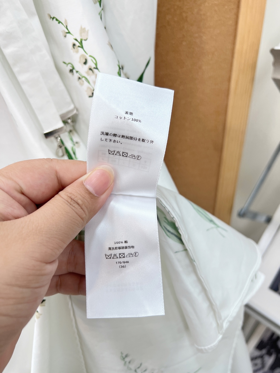 🆕Dior26春夏铃兰印花衬衫连衣裙。温柔干练兼得的通勤神裙，把法式铃兰诗意融入利落衬衫版型，浪漫与干练