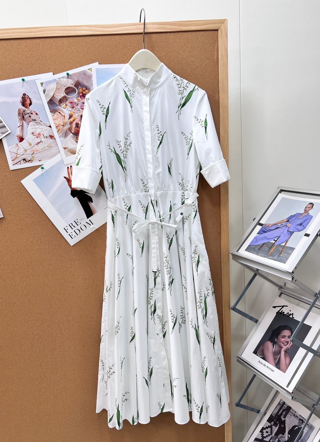 🆕Dior26春夏铃兰印花衬衫连衣裙。温柔干练兼得的通勤神裙，把法式铃兰诗意融入利落衬衫版型，浪漫与干练