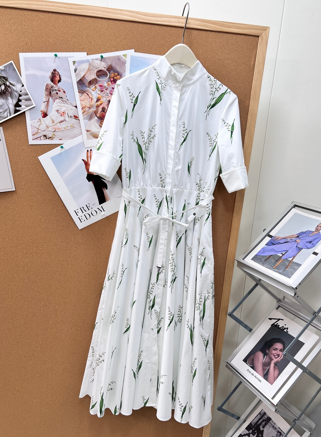 🆕Dior26春夏铃兰印花衬衫连衣裙。温柔干练兼得的通勤神裙，把法式铃兰诗意融入利落衬衫版型，浪漫与干练
