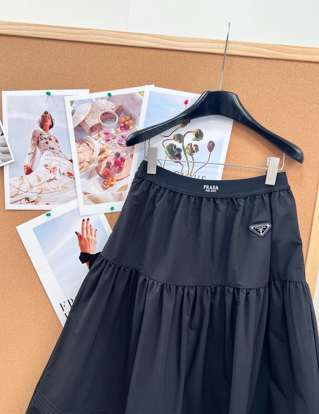🆕Prada 2026春夏黑色长裙轻薄面料+层叠设计，裙摆波浪边超有细节感✨。腰部松紧，舒适又显身材，正
