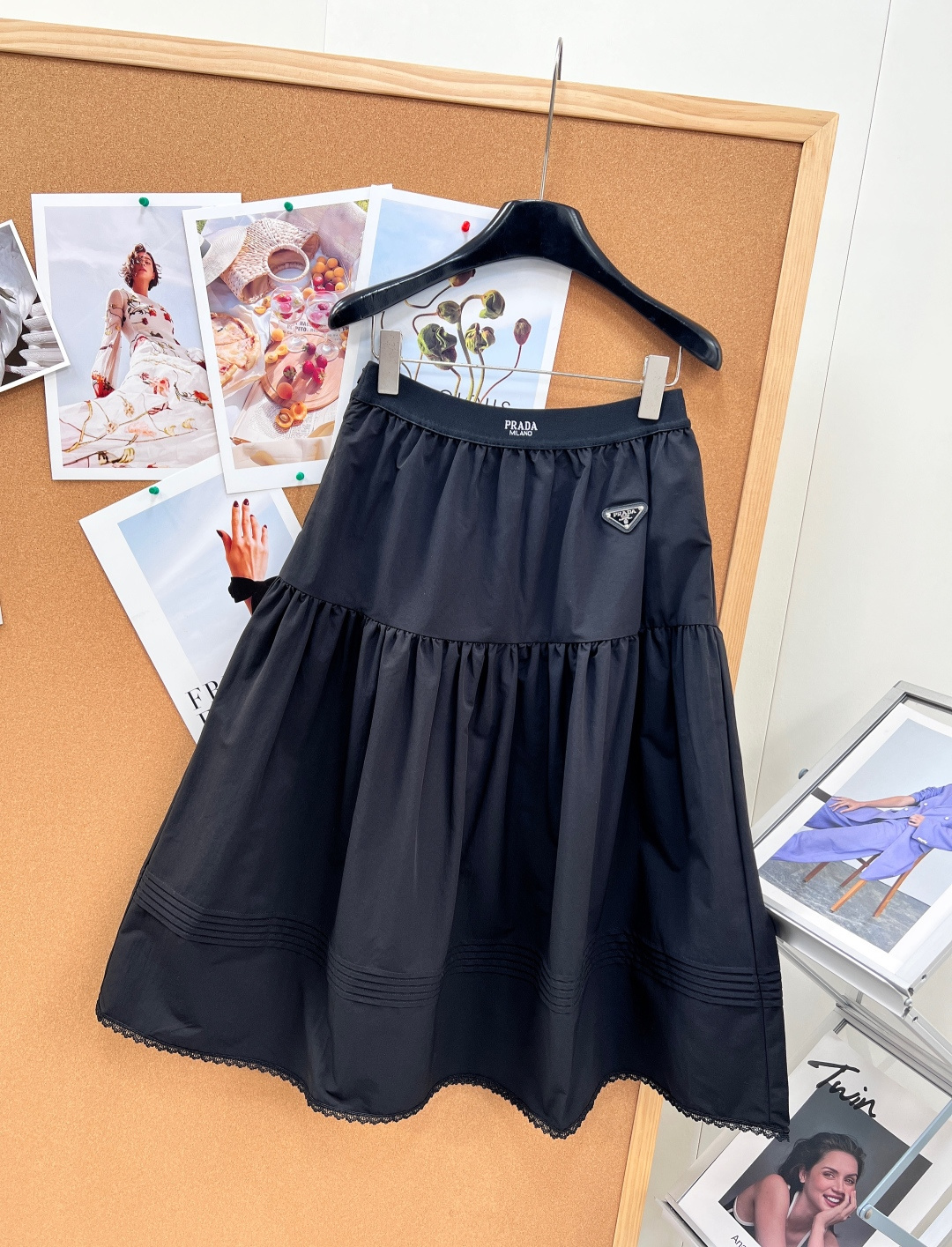 🆕Prada 2026春夏黑色长裙轻薄面料+层叠设计，裙摆波浪边超有细节感✨。腰部松紧，舒适又显身材，正