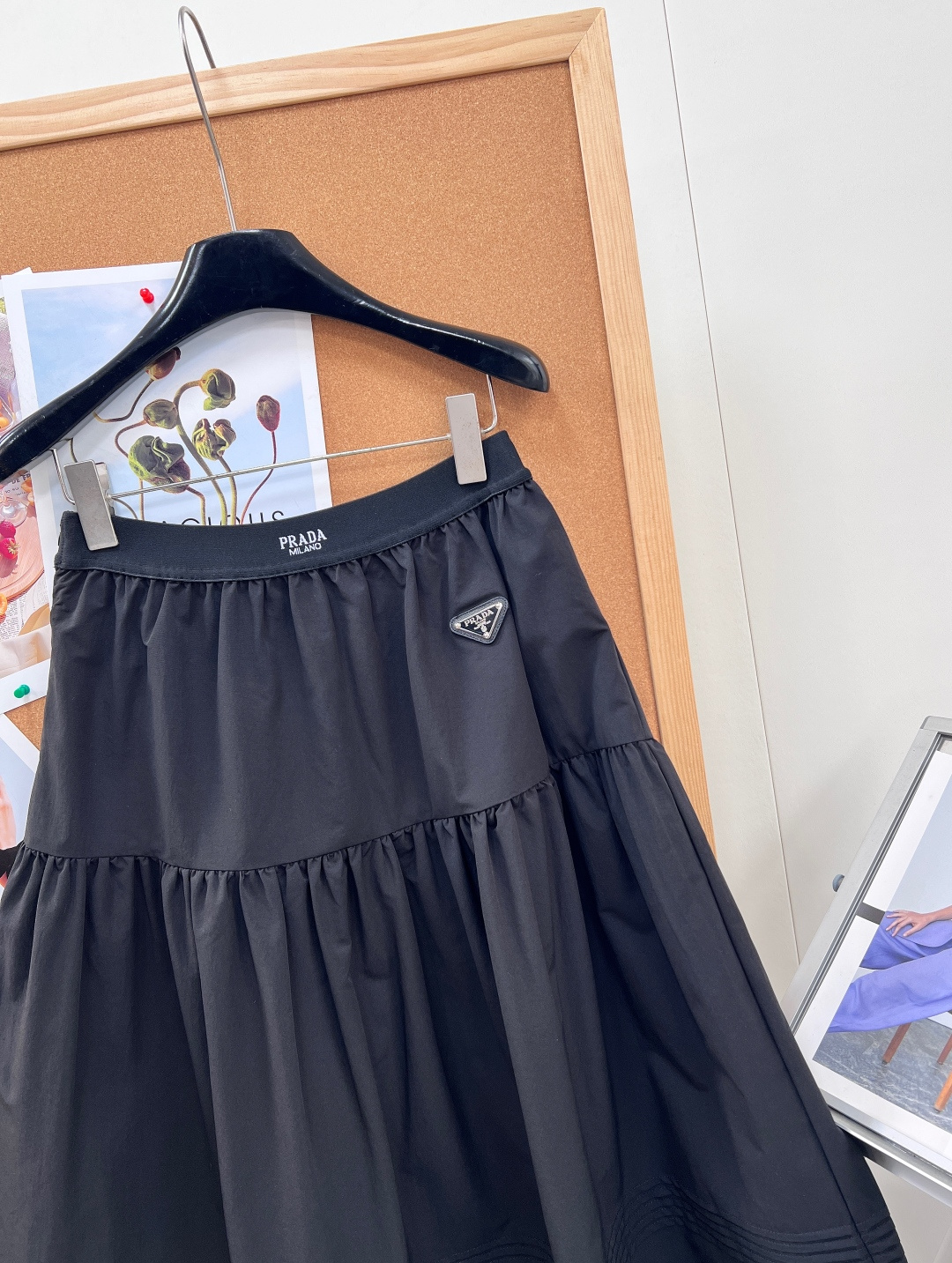🆕Prada 2026春夏黑色长裙轻薄面料+层叠设计，裙摆波浪边超有细节感✨。腰部松紧，舒适又显身材，正