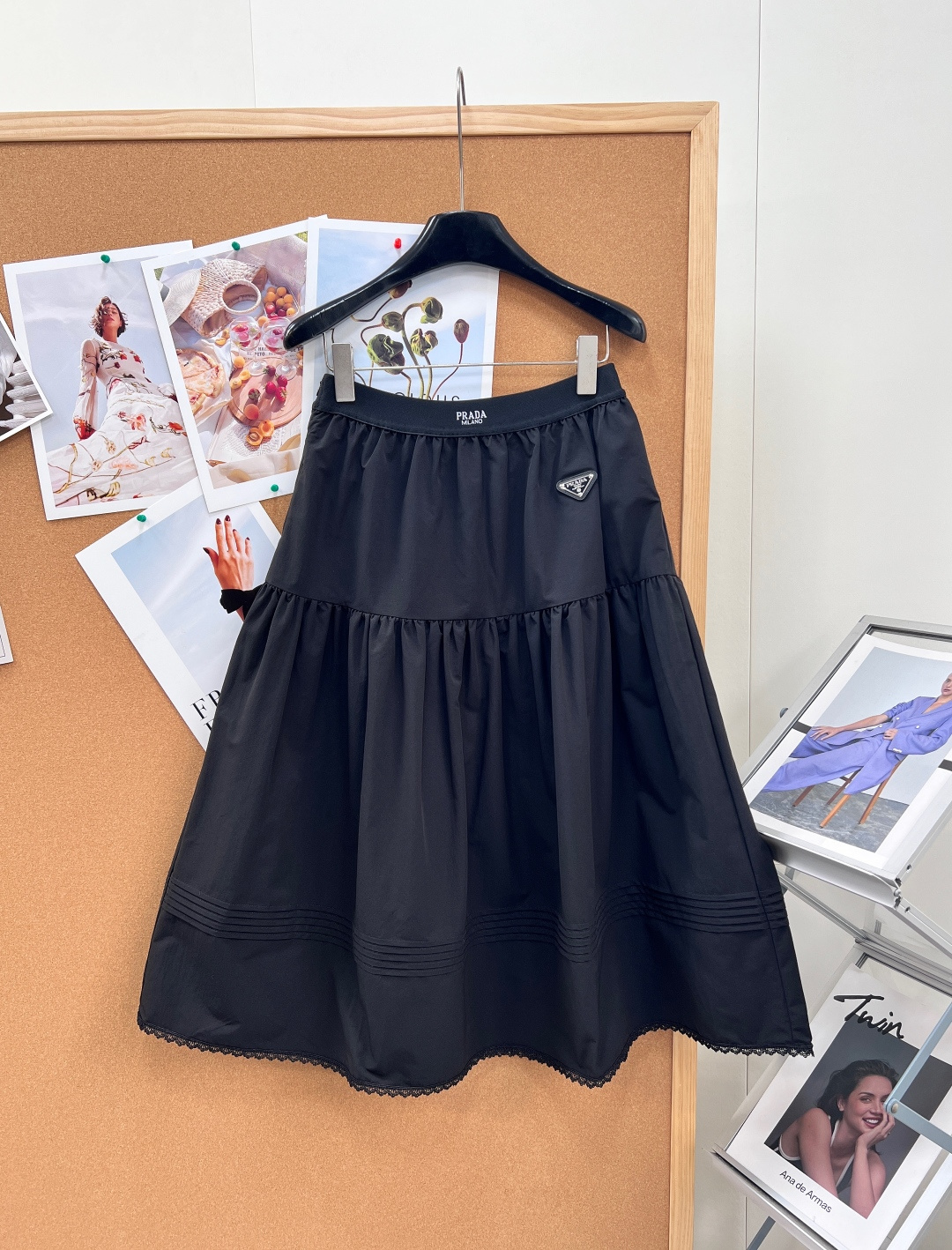 🆕Prada 2026春夏黑色长裙轻薄面料+层叠设计，裙摆波浪边超有细节感✨。腰部松紧，舒适又显身材，正