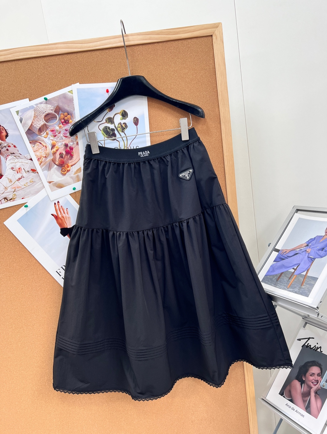 🆕Prada 2026春夏黑色长裙轻薄面料+层叠设计，裙摆波浪边超有细节感✨。腰部松紧，舒适又显身材，正