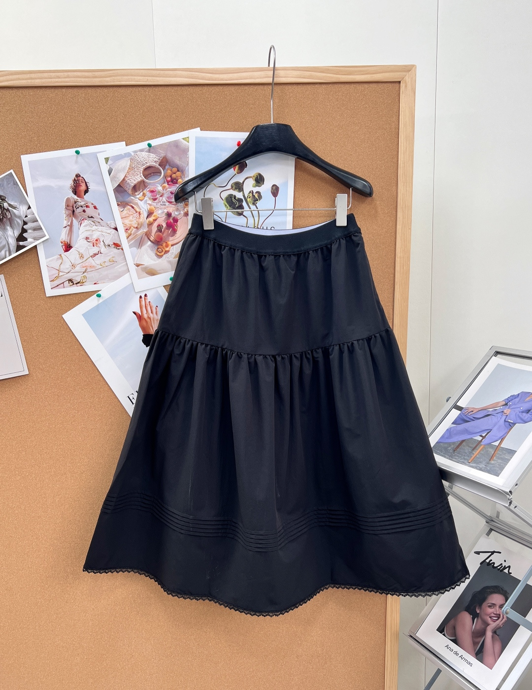 🆕Prada 2026春夏黑色长裙轻薄面料+层叠设计，裙摆波浪边超有细节感✨。腰部松紧，舒适又显身材，正