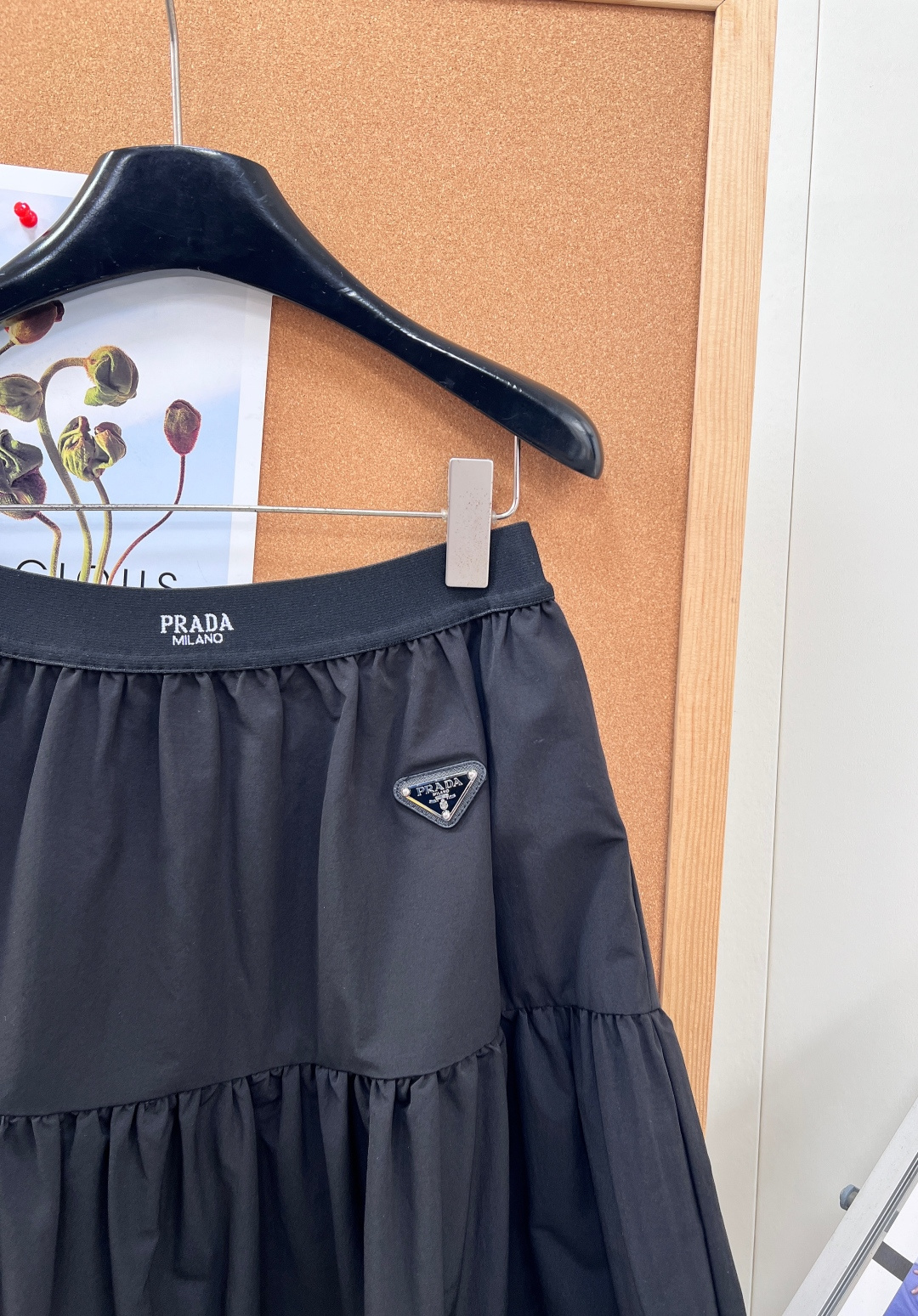 🆕Prada 2026春夏黑色长裙轻薄面料+层叠设计，裙摆波浪边超有细节感✨。腰部松紧，舒适又显身材，正