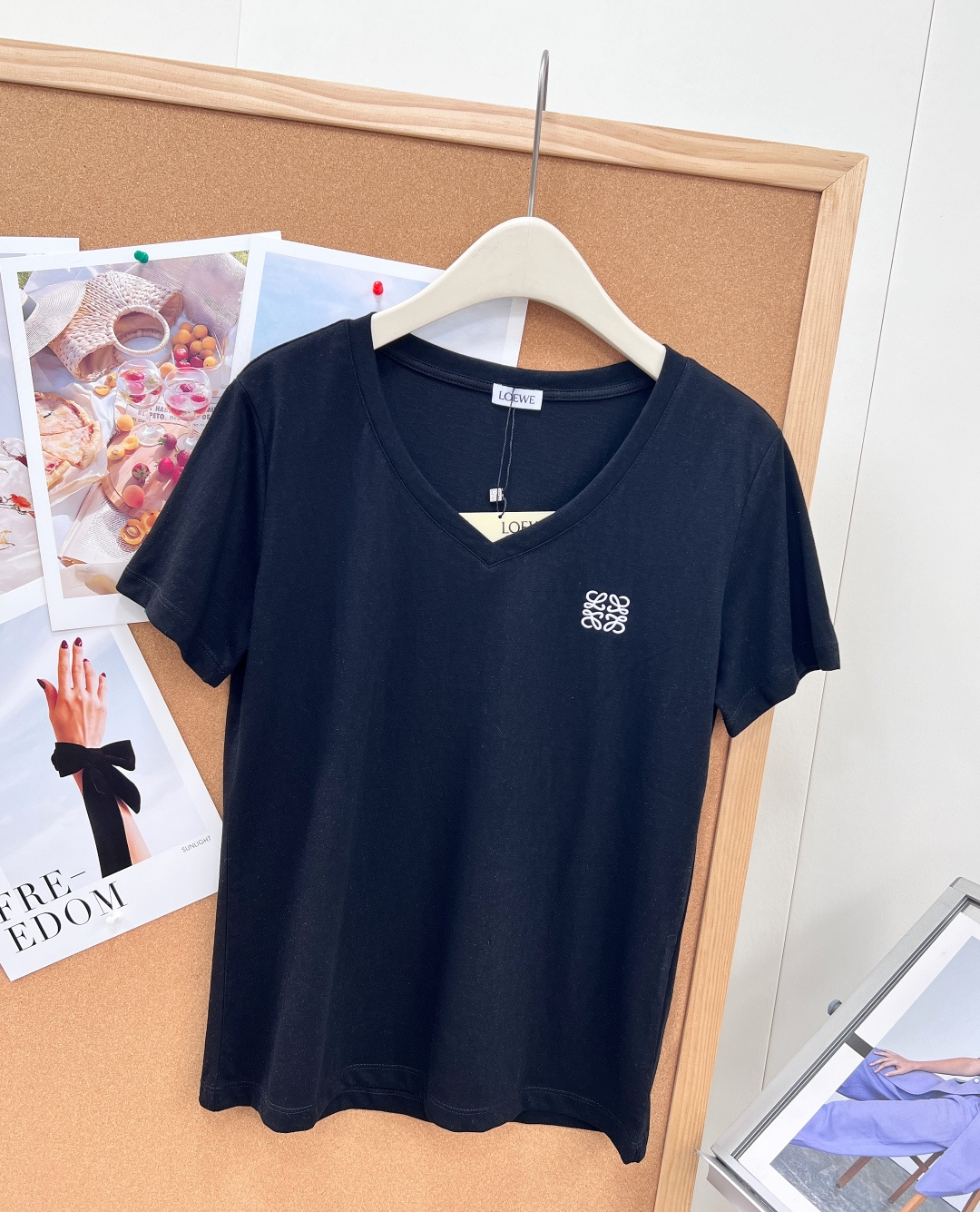 🆕LOEWE罗家新款V领竹节棉短袖T恤，V领经过无数次调试，既有效修饰脸型效果，拉长颈部线条又不过分暴露