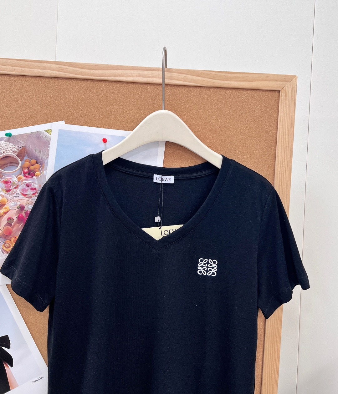 🆕LOEWE罗家新款V领竹节棉短袖T恤，V领经过无数次调试，既有效修饰脸型效果，拉长颈部线条又不过分暴露