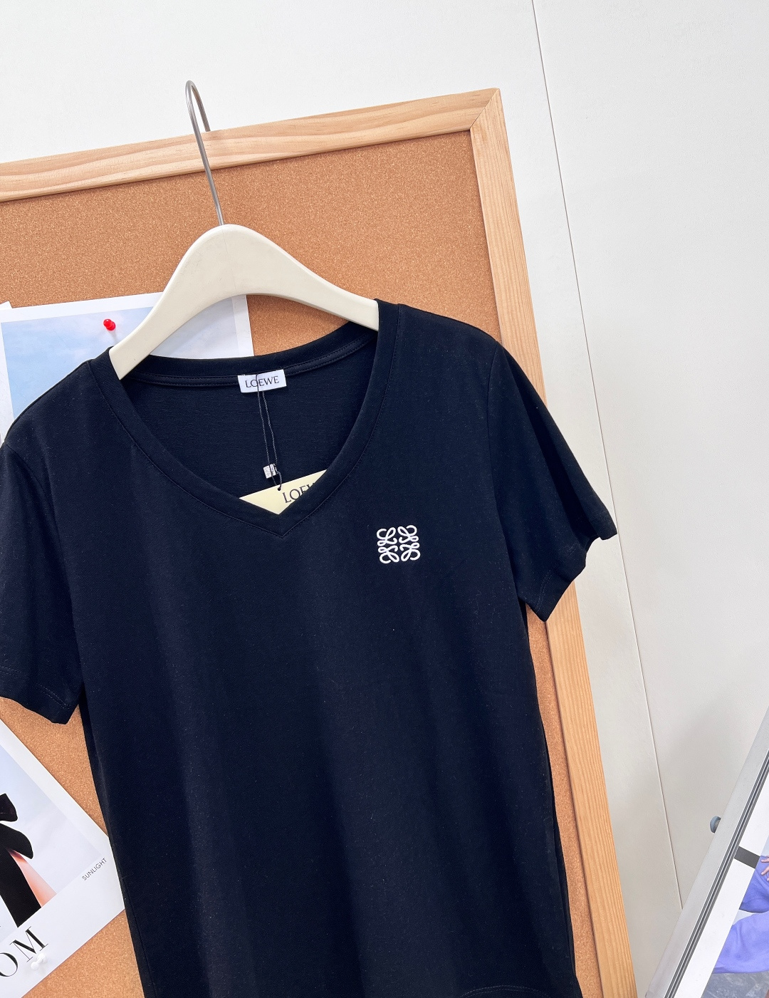 🆕LOEWE罗家新款V领竹节棉短袖T恤，V领经过无数次调试，既有效修饰脸型效果，拉长颈部线条又不过分暴露