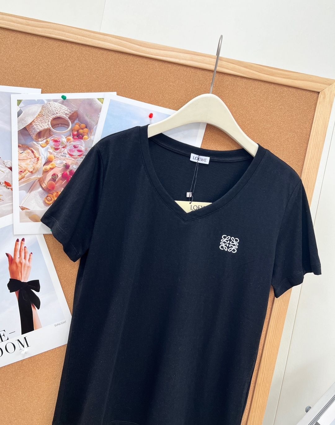 🆕LOEWE罗家新款V领竹节棉短袖T恤，V领经过无数次调试，既有效修饰脸型效果，拉长颈部线条又不过分暴露