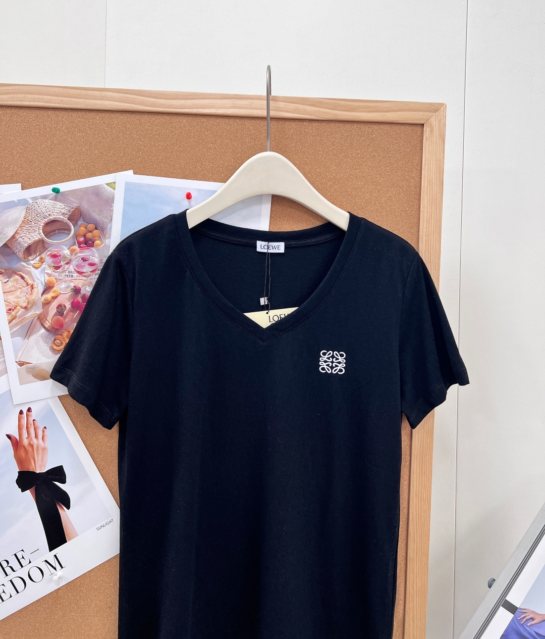 🆕LOEWE罗家新款V领竹节棉短袖T恤，V领经过无数次调试，既有效修饰脸型效果，拉长颈部线条又不过分暴露
