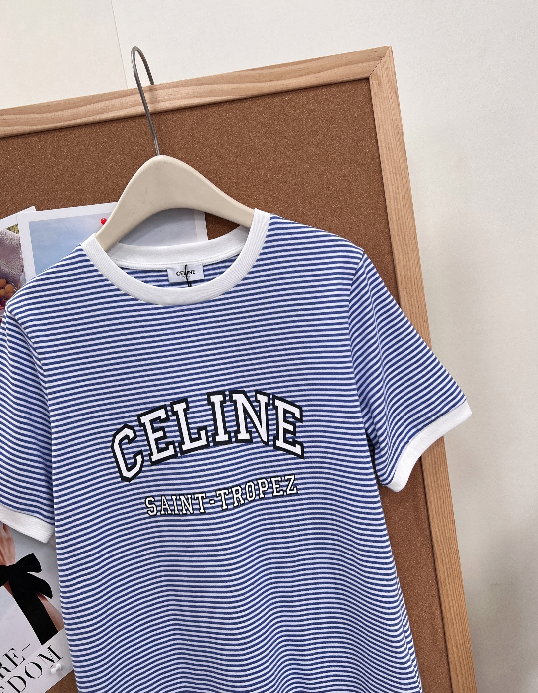 🆕Celine复古条纹字母短袖，法式休闲氛围感刚需款，经典海魂细条纹版型，自带南法度假松弛感，撞色白边圆