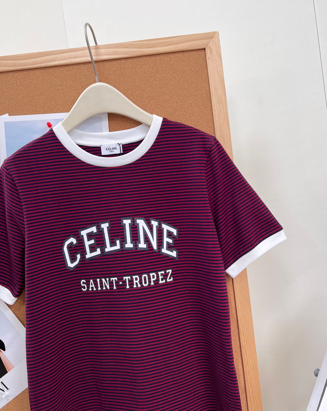 🆕Celine复古条纹字母短袖，法式休闲氛围感刚需款，经典海魂细条纹版型，自带南法度假松弛感，撞色白边圆