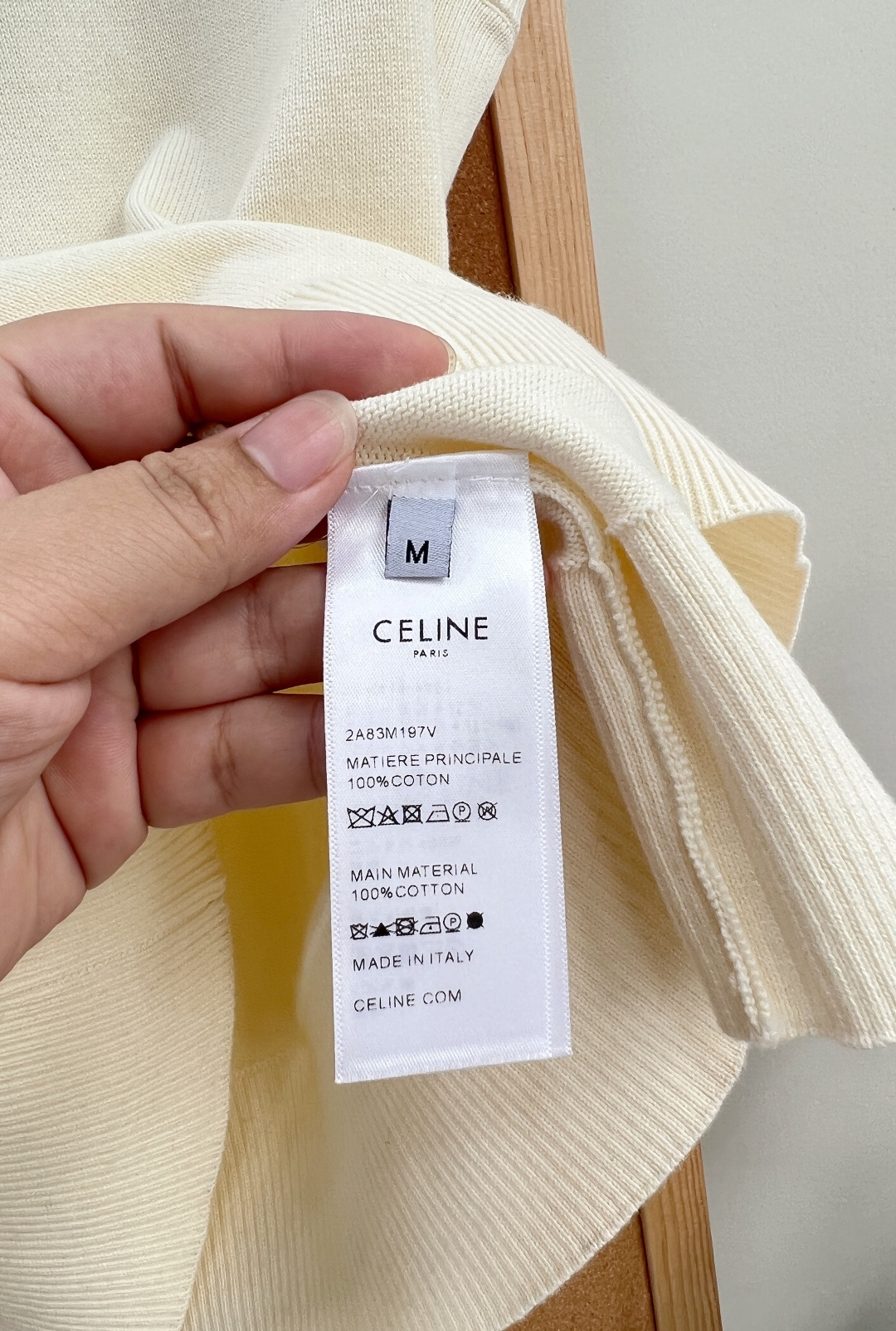 🆕Celine新款凯旋门刺绣针织背心｜夏日万能内搭单穿神器，奶白温柔底色自带柔光滤镜，细腻竖坑条针织肌理
