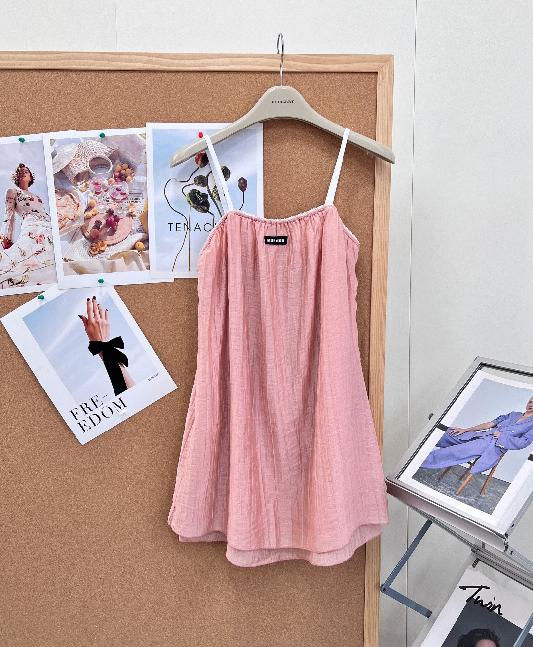 🆕MIU MIU26SS粉色花边吊带背心裙👛垂感无敌的轻薄桑蚕丝材质制成，胸前白色花边设计呈现纯欲减龄气