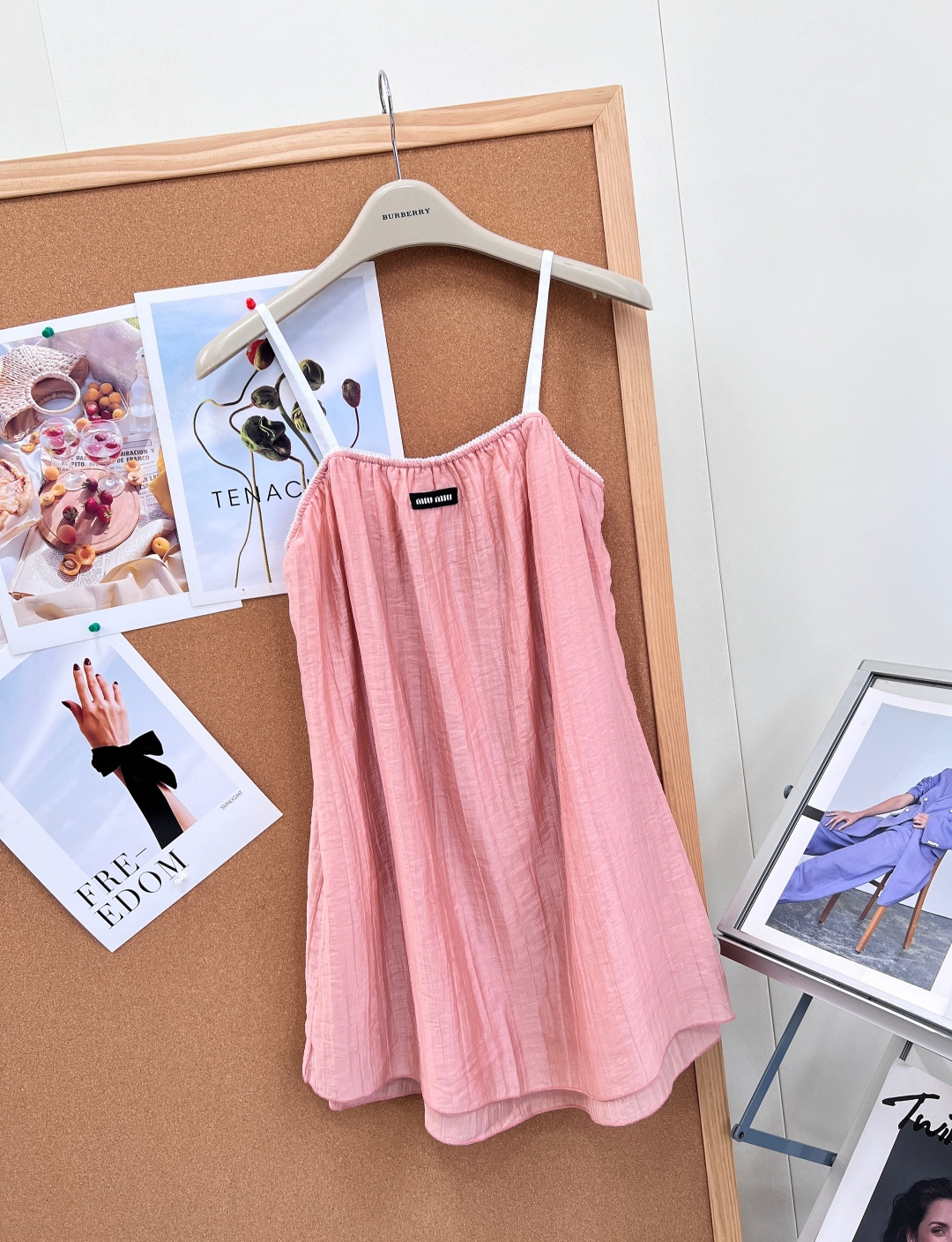 🆕MIU MIU26SS粉色花边吊带背心裙👛垂感无敌的轻薄桑蚕丝材质制成，胸前白色花边设计呈现纯欲减龄气