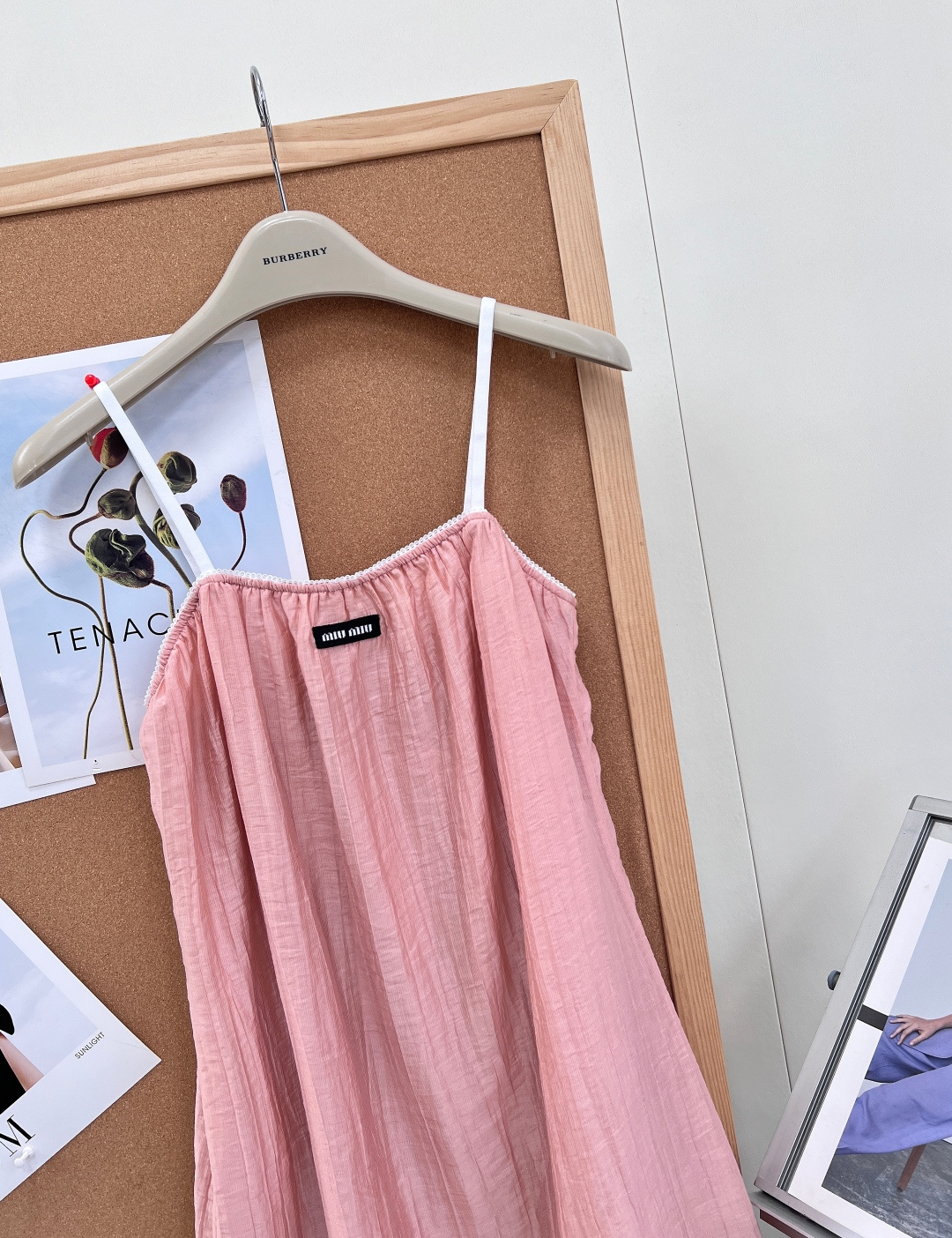🆕MIU MIU26SS粉色花边吊带背心裙👛垂感无敌的轻薄桑蚕丝材质制成，胸前白色花边设计呈现纯欲减龄气