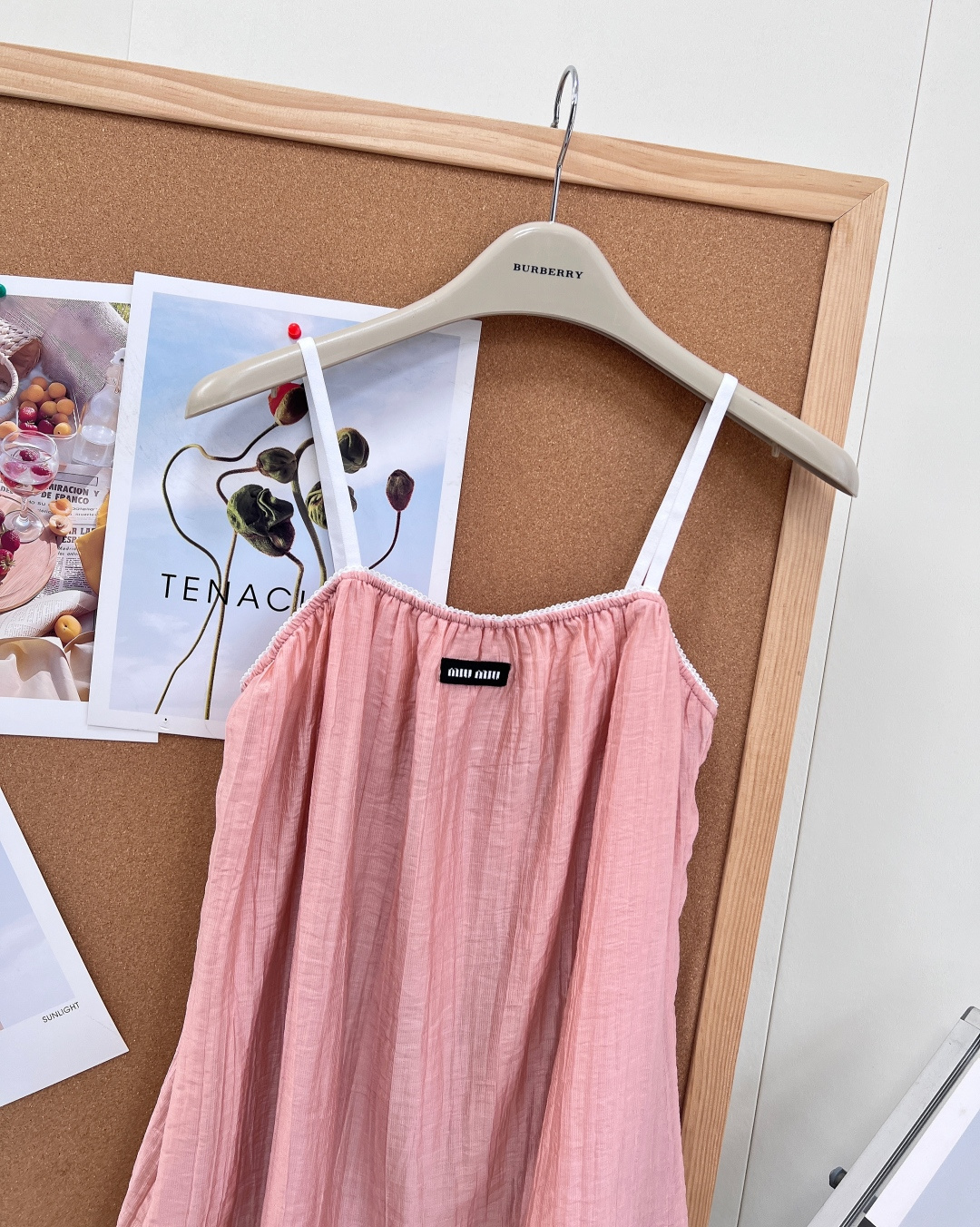 🆕MIU MIU26SS粉色花边吊带背心裙👛垂感无敌的轻薄桑蚕丝材质制成，胸前白色花边设计呈现纯欲减龄气
