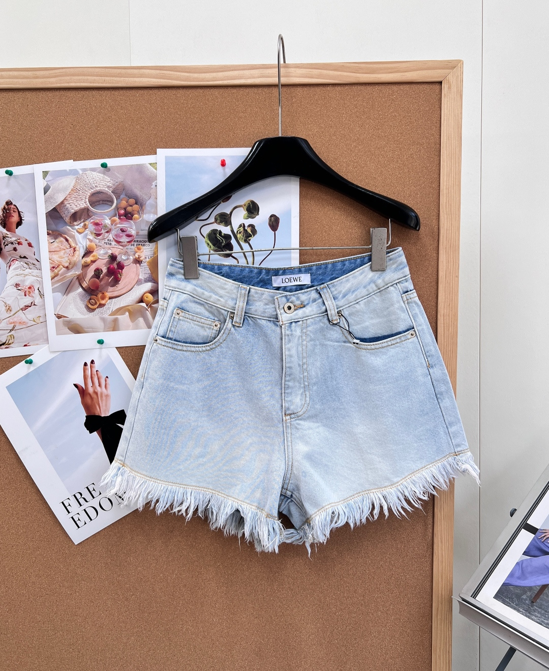 NO:892423,LOEWE's super-looking shorts with raw edges are here~ The mid-high-waist version + the cut that is short in front and long in back directly optimizes the waist-to-hip ratio and leg length to the extreme, making your legs look slimmer!  The light wash denim + raw edge hem has a relaxed feel, and it looks very textured when worn casually with a black/white T-shirt. What strikes me the most is the Anagram embroidery and leather logo on the back waist. It is not an exaggerated logo at a glance. Only those who know it can get the exquisite details, which are low-key and recognizable.  In the summer, it can be worn with sandals, canvas shoes or sneakers. It is suitable for daily use, vacation, and shopping. It is an evergreen model that can be worn in the wardrobe for several years. It has three standards and is sold in large quantities!  Size 26/27/28/29,,loewe,loewe,sandals,sneakers,shorts,tees,t-shirt,19860909LOEWE罗家超好看的毛边小短裤来咯～中高腰版型+前短后长的剪裁,直接把腰臀比和腿长优化到极致,巨显腿细！ 浅水洗牛仔+毛边下摆,自带松弛感,随便搭个黑/白T恤就很有质感. 最戳我的就是后腰的Anagram刺绣和皮质标,不是那种一眼夸张的logo,只有懂的人才能get到细节的精致感,低调又有辨识度. 夏天不管是配凉鞋、帆布鞋还是运动鞋都能搭,日常/度假/逛街都合适,属于衣柜里能穿好几年的常青款了.三标齐全,大货出！ 尺码26/27/28/29,,loewe,loewe,sandals,sneakers,shorts,tees，t-shirt,,Women's clothing