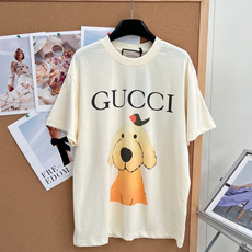 🆕 GUCCI 卡通呆萌哥哥和小鸟字母印花短袖T恤 上身休闲时尚 奇幻般的图案 带来充满想象力的时尚体验!定织定染面料 🆕 GUCCI 卡通呆萌哥哥和小鸟字母印花短袖T恤 上身休闲时尚 奇幻般的图案 带来充满想象力的时尚体验!定织定染面料