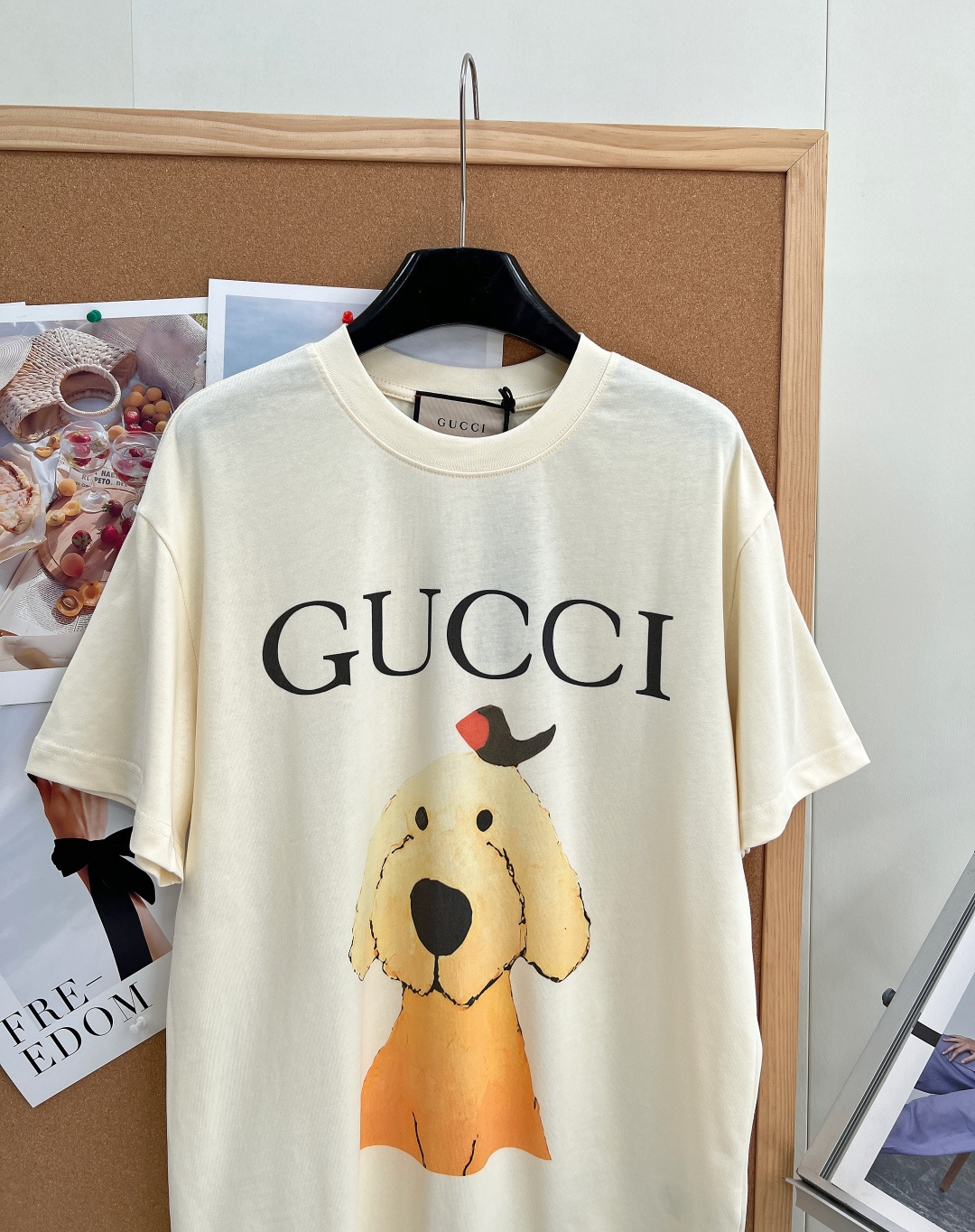 🆕 GUCCI 卡通呆萌哥哥和小鸟字母印花短袖T恤 上身休闲时尚 奇幻般的图案 带来充满想象力的时尚体验!定织定染面料 🆕 GUCCI 卡通呆萌哥哥和小鸟字母印花短袖T恤 上身休闲时尚 奇幻般的图案 带来充满想象力的时尚体验!定织定染面料