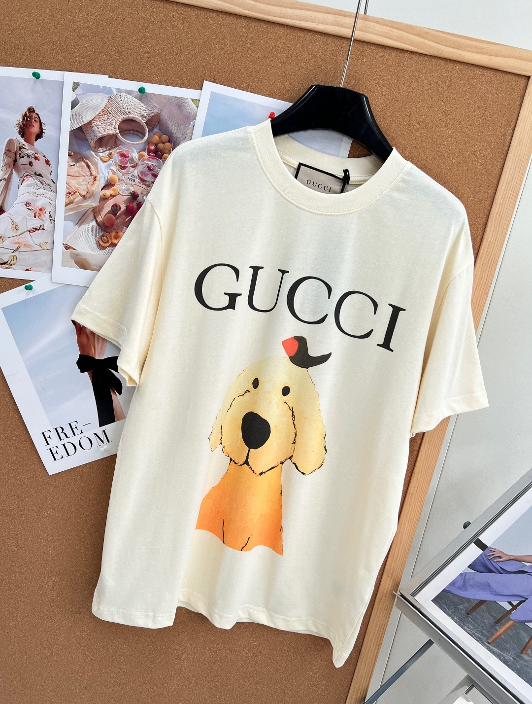 🆕 GUCCI 卡通呆萌哥哥和小鸟字母印花短袖T恤 上身休闲时尚 奇幻般的图案 带来充满想象力的时尚体验!定织定染面料 🆕 GUCCI 卡通呆萌哥哥和小鸟字母印花短袖T恤 上身休闲时尚 奇幻般的图案 带来充满想象力的时尚体验!定织定染面料