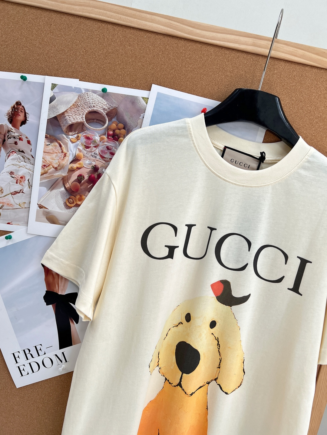 🆕 GUCCI 卡通呆萌哥哥和小鸟字母印花短袖T恤 上身休闲时尚 奇幻般的图案 带来充满想象力的时尚体验!定织定染面料 🆕 GUCCI 卡通呆萌哥哥和小鸟字母印花短袖T恤 上身休闲时尚 奇幻般的图案 带来充满想象力的时尚体验!定织定染面料