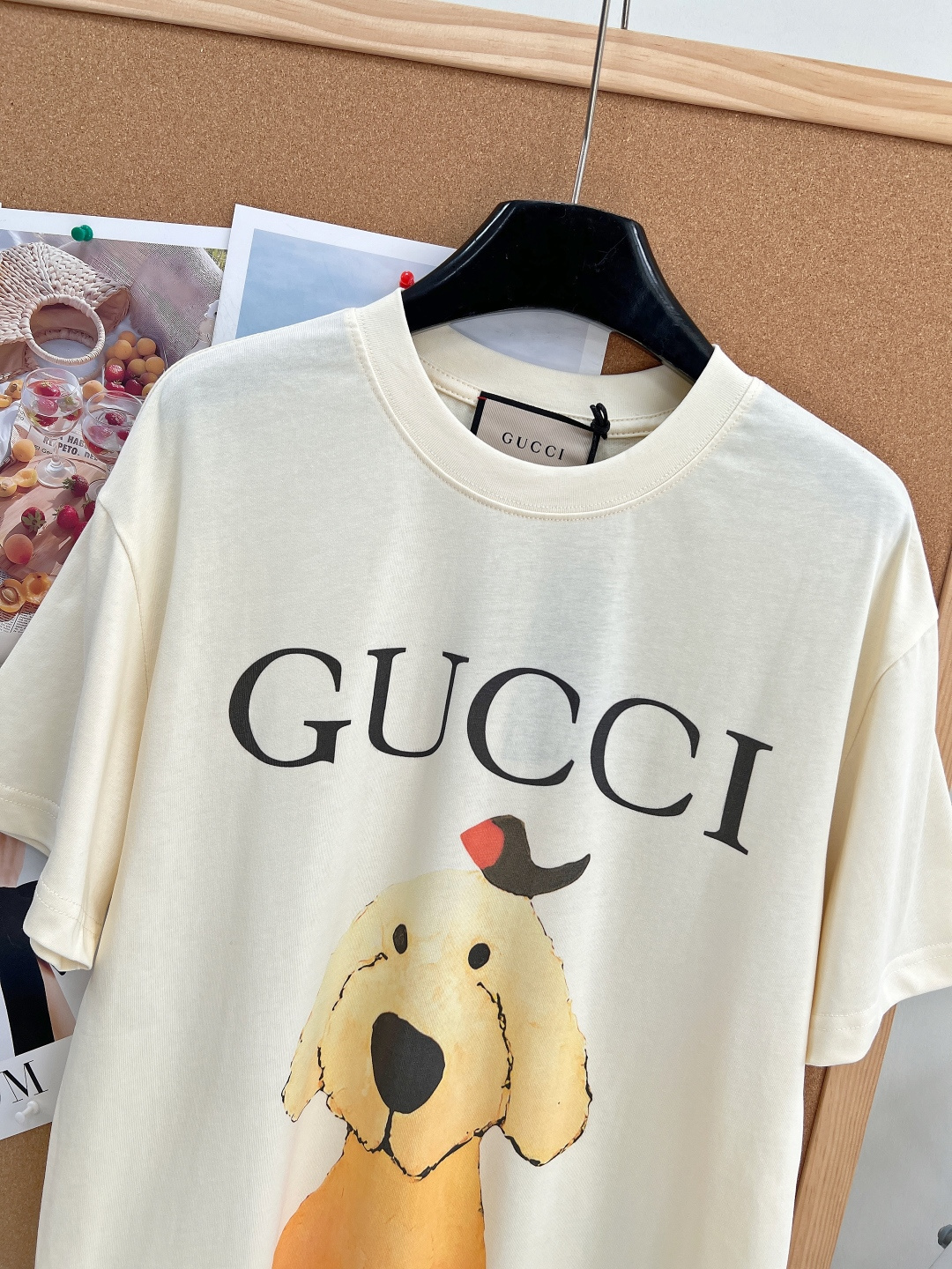 🆕 GUCCI 卡通呆萌哥哥和小鸟字母印花短袖T恤 上身休闲时尚 奇幻般的图案 带来充满想象力的时尚体验!定织定染面料 🆕 GUCCI 卡通呆萌哥哥和小鸟字母印花短袖T恤 上身休闲时尚 奇幻般的图案 带来充满想象力的时尚体验!定织定染面料