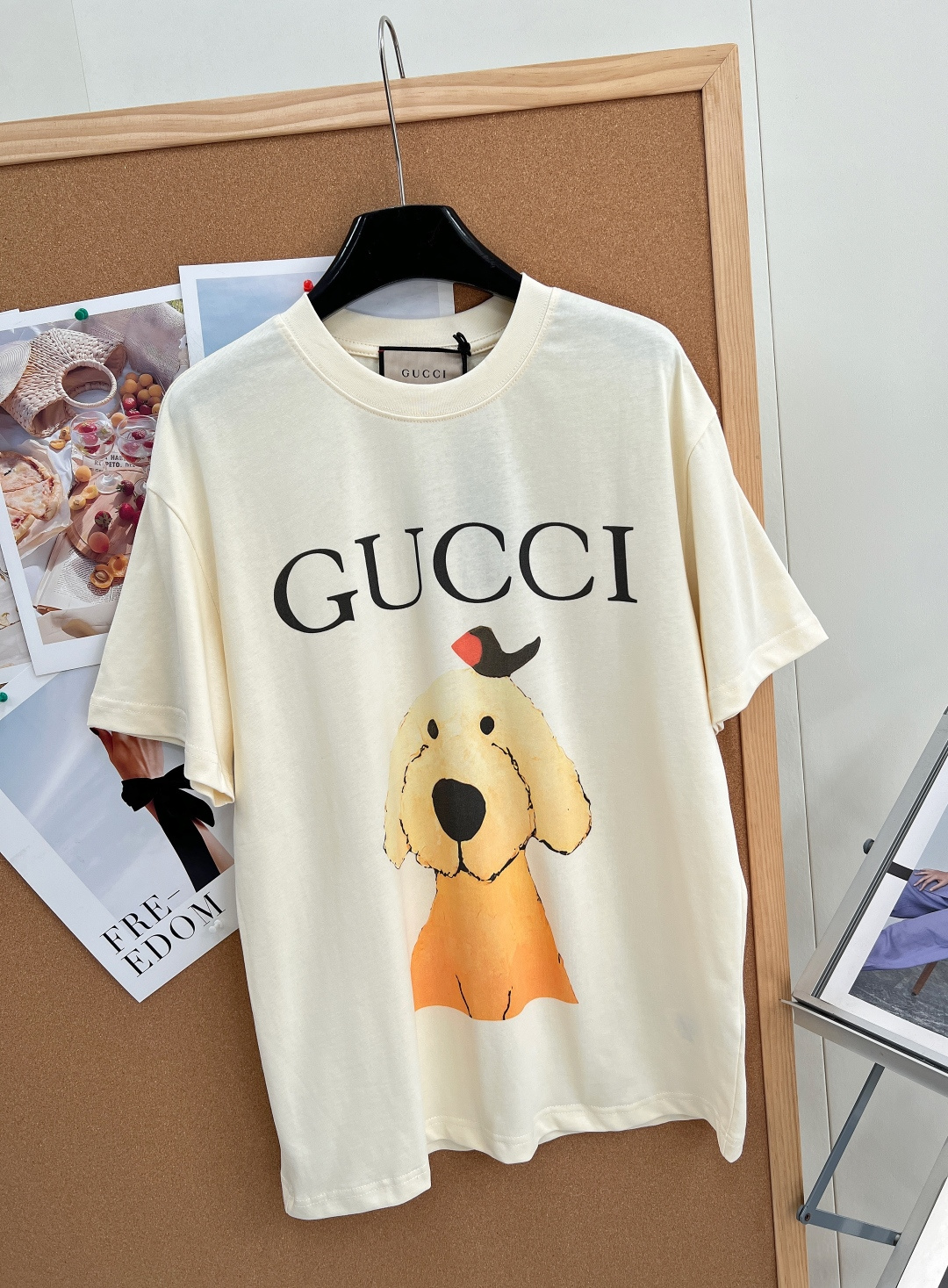 🆕 GUCCI 卡通呆萌哥哥和小鸟字母印花短袖T恤 上身休闲时尚 奇幻般的图案 带来充满想象力的时尚体验!定织定染面料 🆕 GUCCI 卡通呆萌哥哥和小鸟字母印花短袖T恤 上身休闲时尚 奇幻般的图案 带来充满想象力的时尚体验!定织定染面料