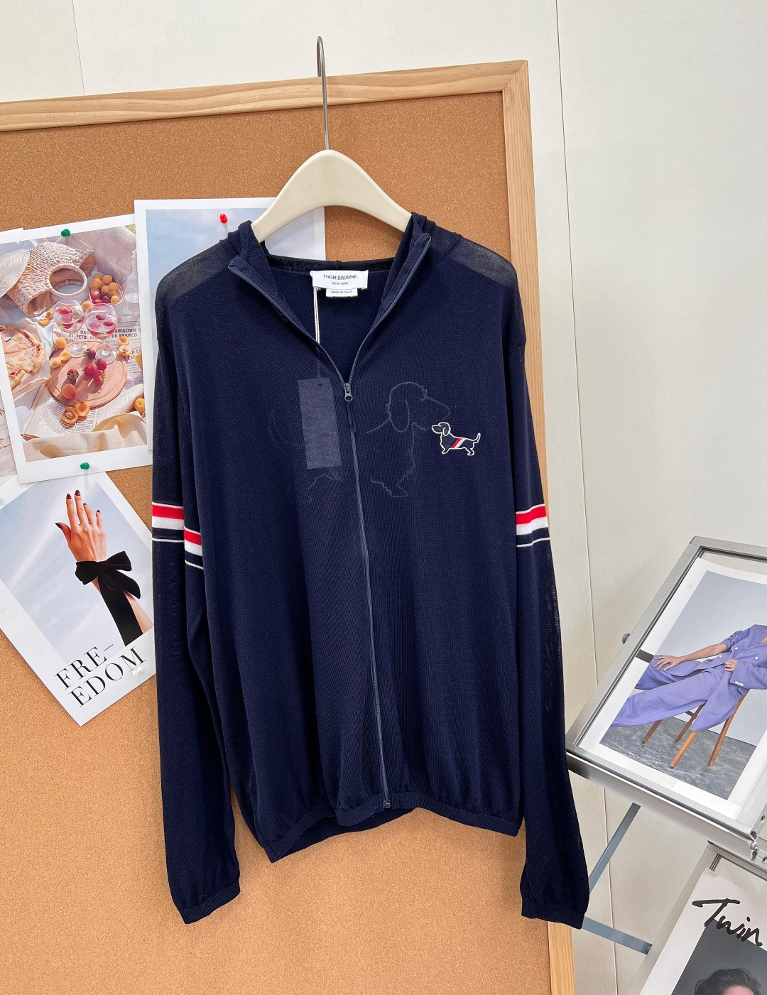 🆕Thom Browne腊肠狗刺绣连帽拉链针织防晒开衫， 经典TB学院风标杆单品，胸口精致腊肠小狗刺绣精