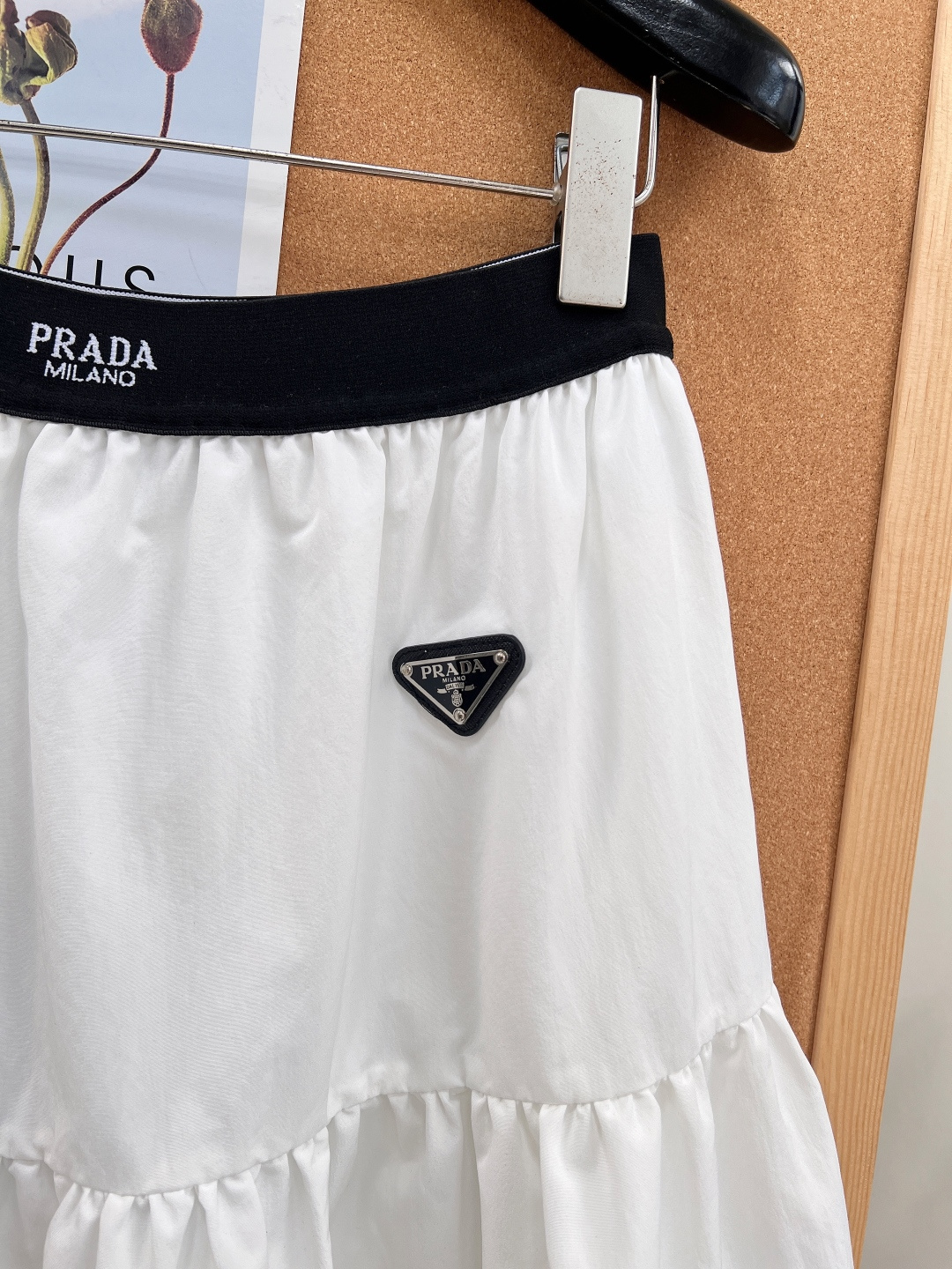 🆕Prada 2026春夏蛋糕长裙轻薄面料+层叠设计，裙摆波浪边超有细节感✨。腰部松紧，舒适又显身材，正