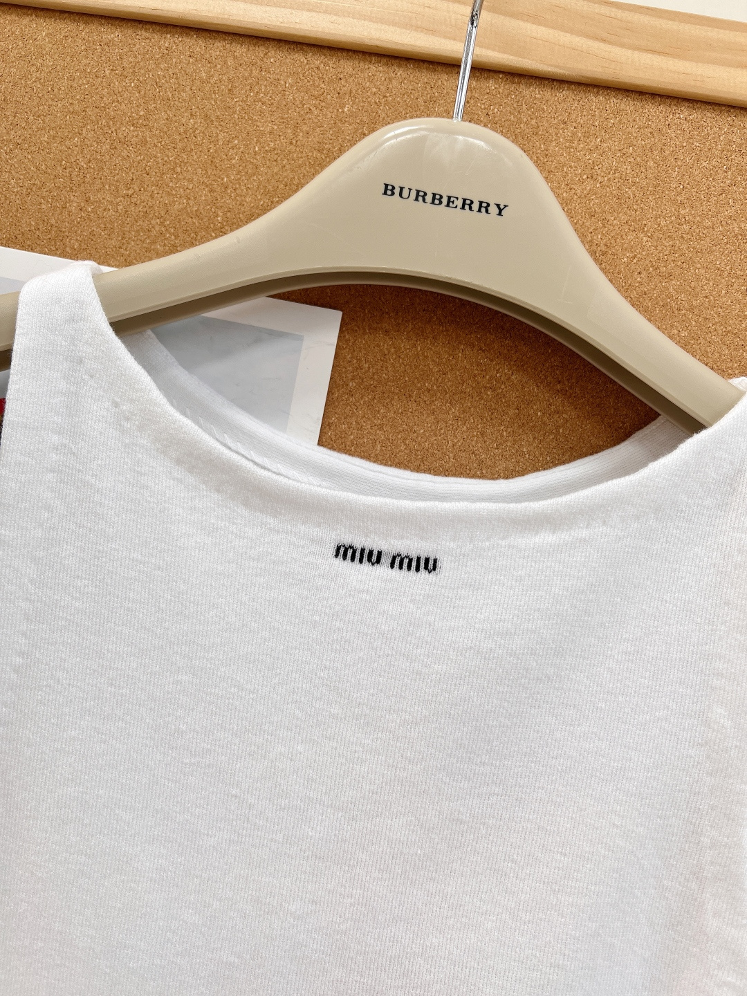🆕MiuMiu极简字母挂脖针织背心，纯欲刚需内搭✨经典工字挂脖圆领版型，利落窄肩带勾勒优美肩颈线条，轻松