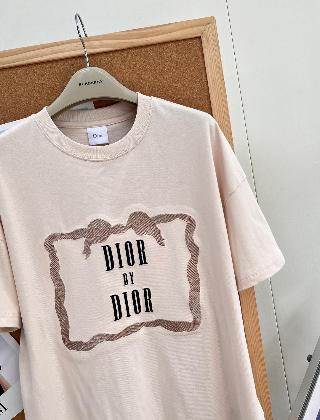 🆕Dior新款蝴蝶结相框刺绣短袖T恤，原版复刻刺绣工艺，辨识度拉满 全程对照专柜YB打版，胸前标志性丝带