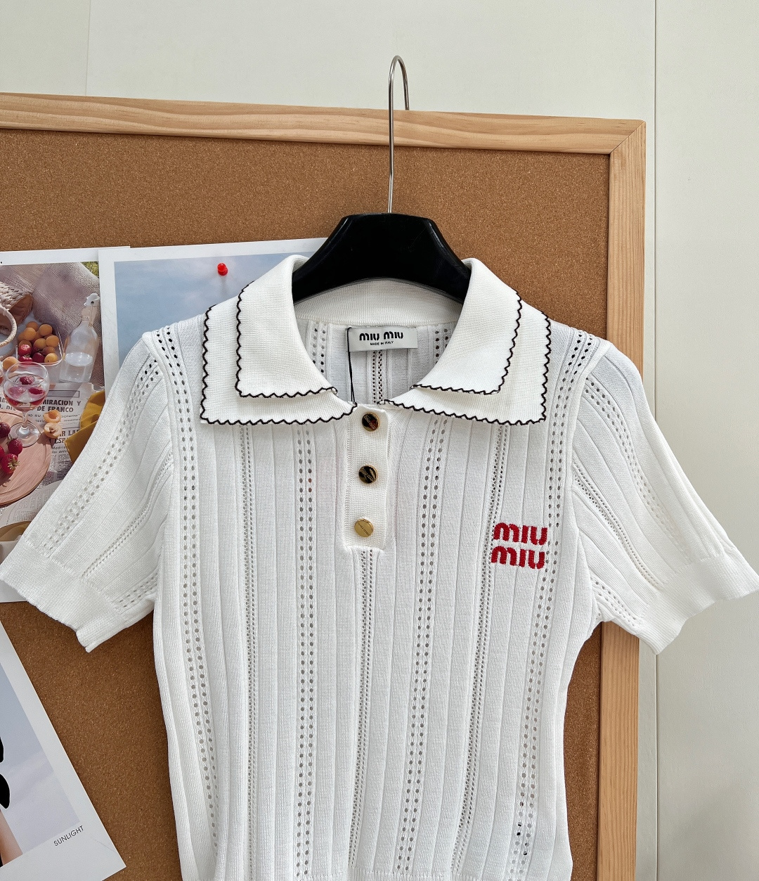 🆕MiuMiu双层波浪翻领镂空针织短袖，标志性双层波浪撞色翻领，学院感灵魂设计，领口边缘撞色波浪花边撞色