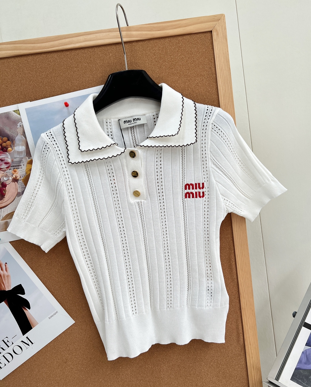 🆕MiuMiu双层波浪翻领镂空针织短袖，标志性双层波浪撞色翻领，学院感灵魂设计，领口边缘撞色波浪花边撞色