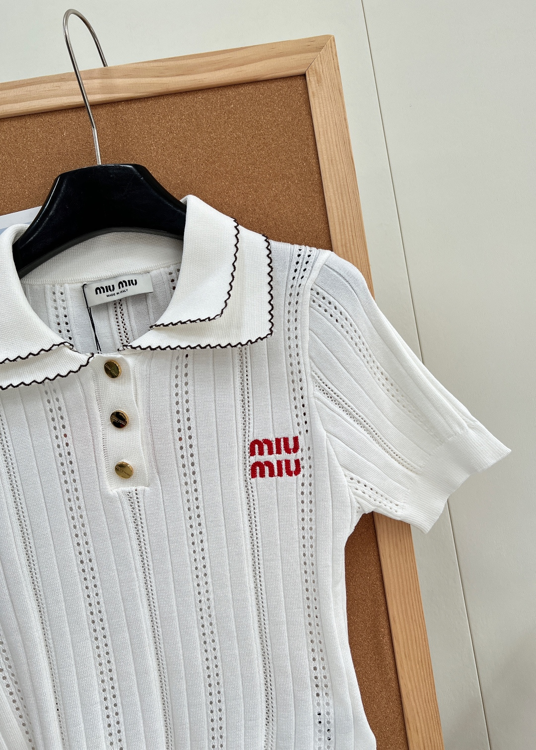 🆕MiuMiu双层波浪翻领镂空针织短袖，标志性双层波浪撞色翻领，学院感灵魂设计，领口边缘撞色波浪花边撞色
