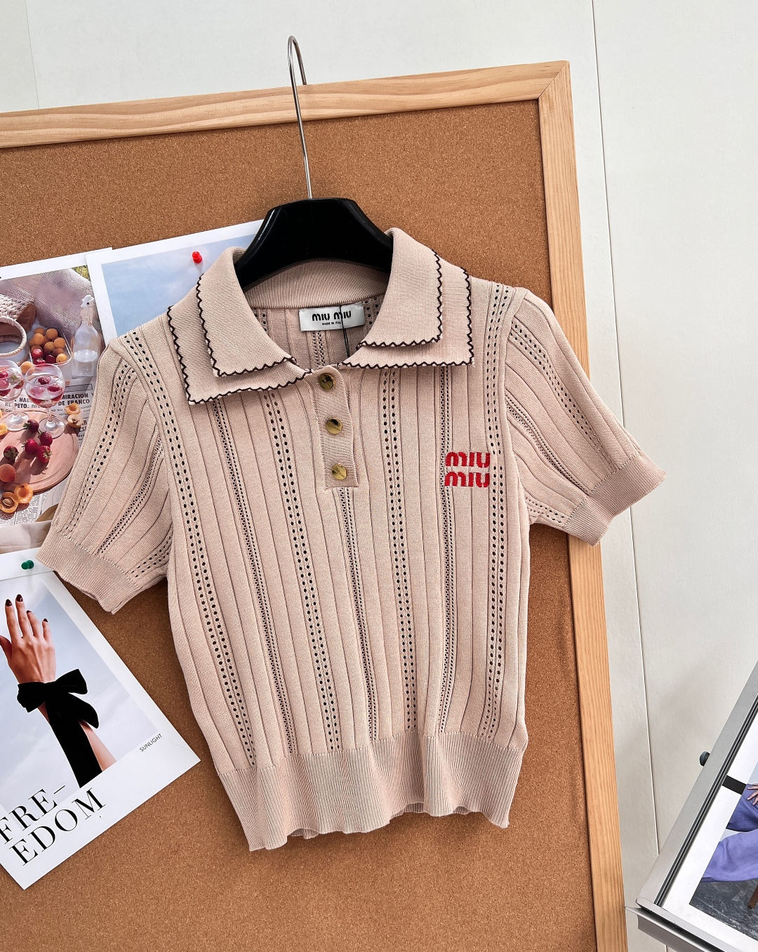 🆕MiuMiu双层波浪翻领镂空针织短袖，标志性双层波浪撞色翻领，学院感灵魂设计，领口边缘撞色波浪花边撞色