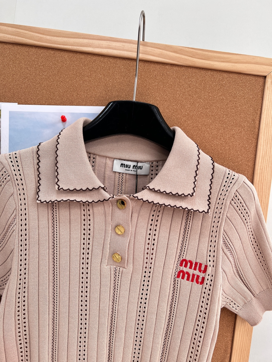 🆕MiuMiu双层波浪翻领镂空针织短袖，标志性双层波浪撞色翻领，学院感灵魂设计，领口边缘撞色波浪花边撞色