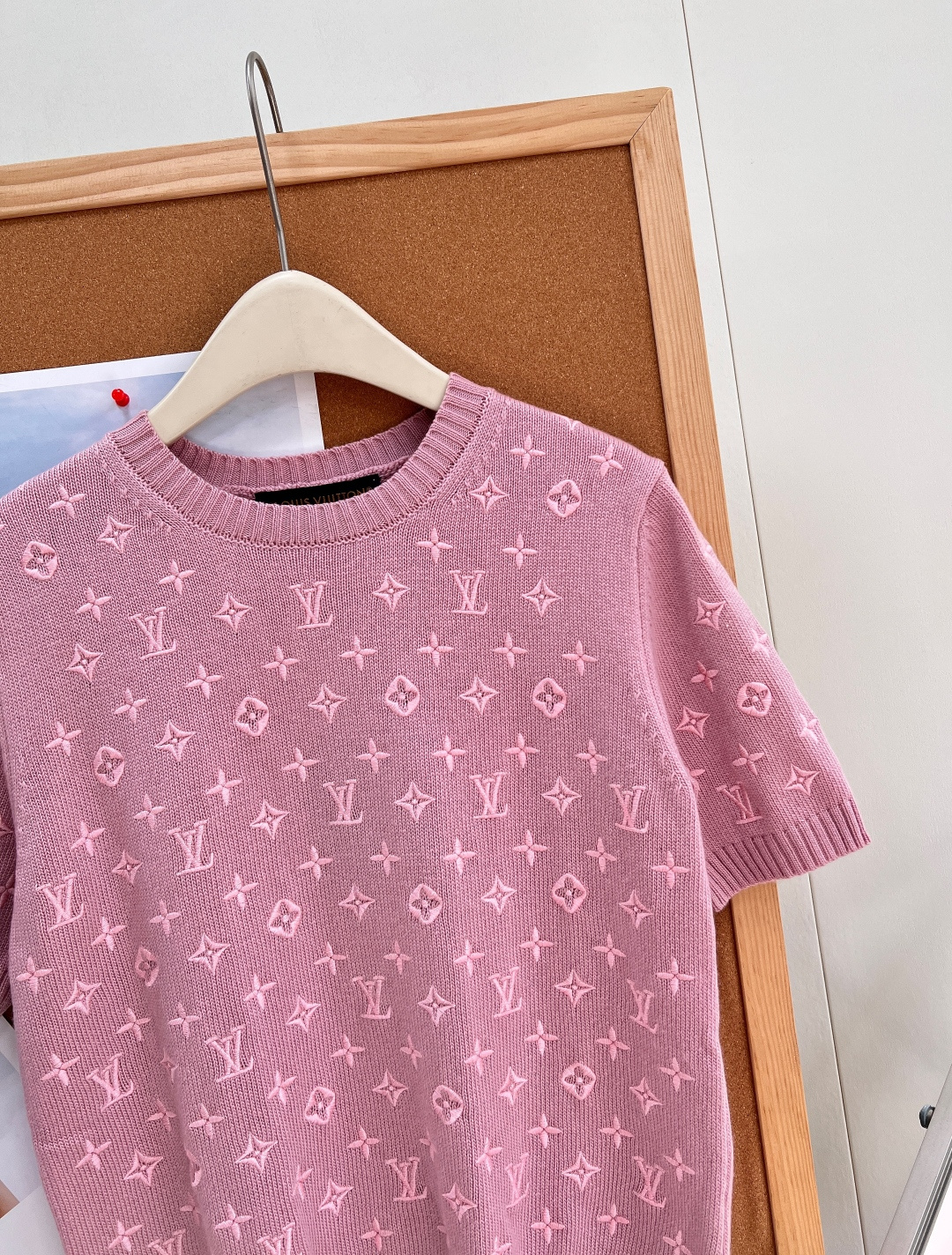 🆕LOUIS VUITTON26春夏新款满印刺绣圆领针织短袖，全身重工同色系老花刺绣，辨识度拉满，严格对