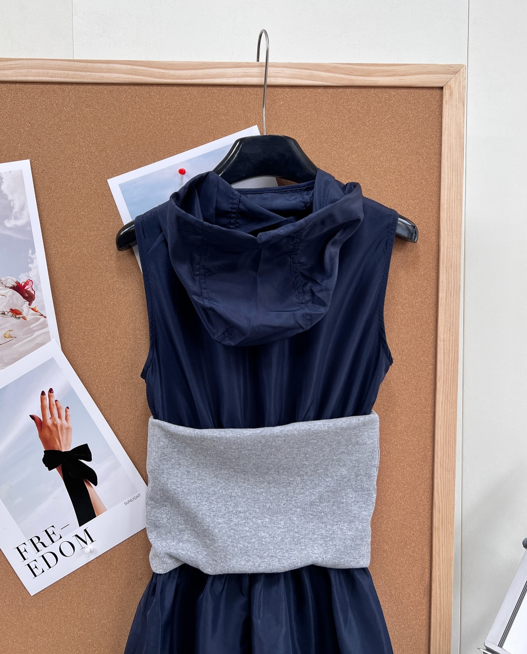 🆕MIU MIU 新款26SS撞色拼接科技织物连帽连衣裙▫️面料甄选定制机能科技织物，透气速干、耐磨抗皱