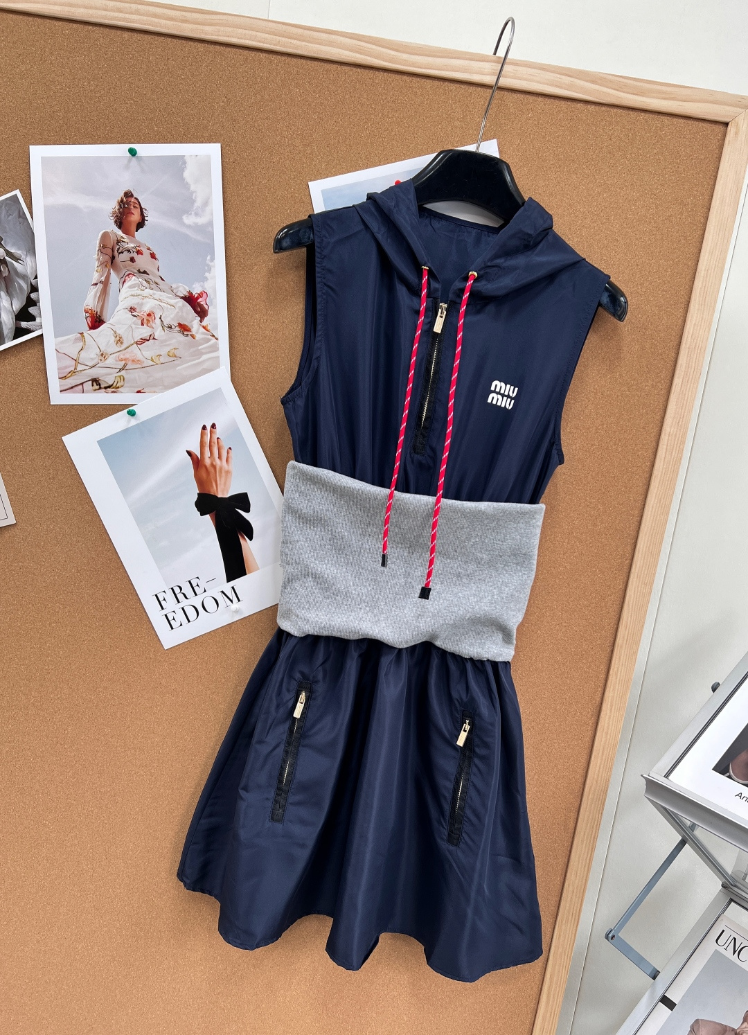 🆕MIU MIU 新款26SS撞色拼接科技织物连帽连衣裙▫️面料甄选定制机能科技织物，透气速干、耐磨抗皱