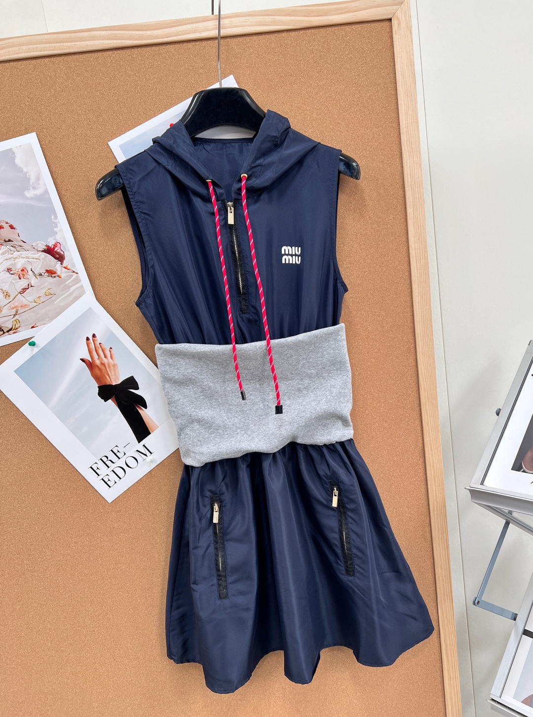 🆕MIU MIU 新款26SS撞色拼接科技织物连帽连衣裙▫️面料甄选定制机能科技织物，透气速干、耐磨抗皱