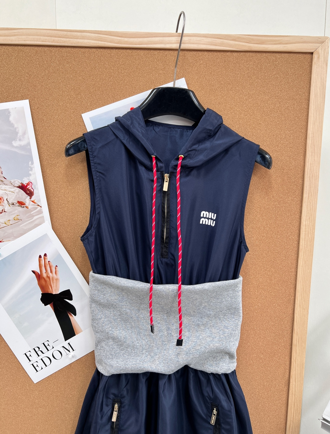 🆕MIU MIU 新款26SS撞色拼接科技织物连帽连衣裙▫️面料甄选定制机能科技织物，透气速干、耐磨抗皱